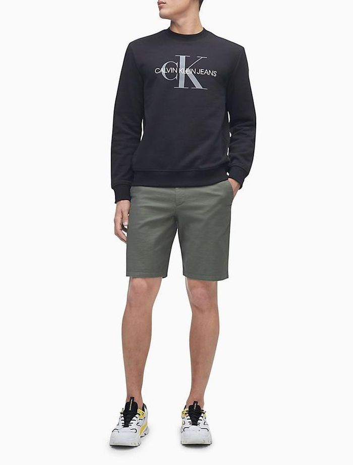 Theo đó, chiếc sweatshirt Jennie mặc thực chất là thiết kế dành cho nam giới và có giá 48,65 USD. Tuy có nhiều màu sắc khác nhau, phiên bản màu trắng được "gà" nhà YG lựa chọn là thích hợp nhất để mang đến phong cách nữ tính nhưng không kém phần gợi cảm. Ảnh: Calvin Klein.