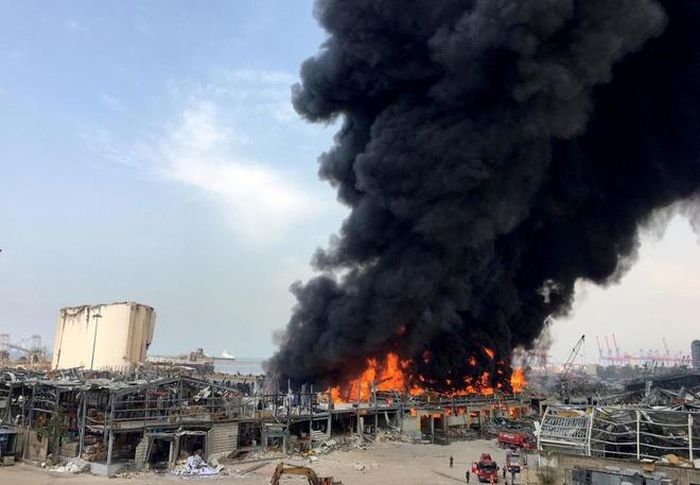 Đám cháy lớn bốc lên khói đen ngùn ngụt ở cảng Beirut hôm 10/9. Ảnh: Reuters.
