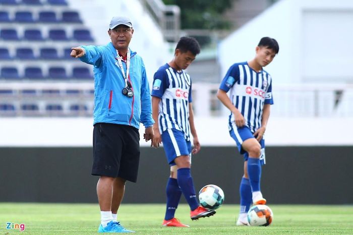 HLV Trần Minh Chiến không vui khi học trò lên tuyển lại dính chấn thương. Ông còn lo lắng hơn khi có đến 7 cầu thủ phải tập riêng bên ngoài. Đội hình chính của Bà Rịa - Vũng Tàu mất 2 trụ cột là Minh Bình và Trần Đình Bảo.
