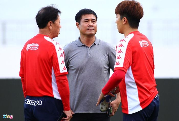 Chủ tịch Nguyễn Hữu Thắng có cuộc trao đổi riêng ngắn với HLV Chung Hae-seong ngay trên sân. Đội khách có nhiều lợi thế, cầu thủ giỏi, trình độ cao, có đãi ngộ tốt. Trong khi đó, đội chủ nhà Bà Rịa - Vũng Tàu yếu thế, cầu thủ trẻ nhiều hơn nhưng tạo nhiều bất ngờ khi từng đánh bại 2 đội bóng V.League. 