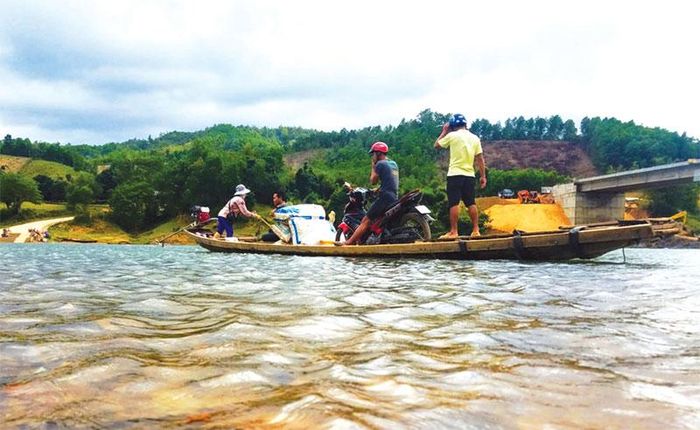 Chuyến đò không áo phao trên sông Đắkrông, tỉnh Quảng Trị. Ảnh: Đắc Thành
