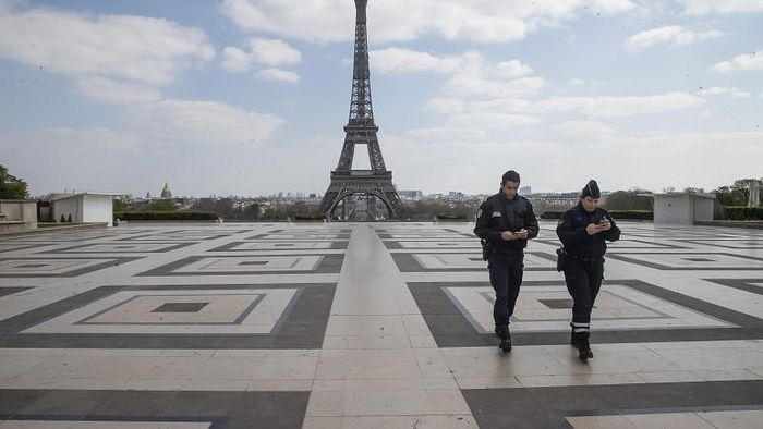 Tháp Eiffel vắng vẻ trong giai đoạn cả nước Pháp giãn cách xã hội. Ảnh: euronews.com.