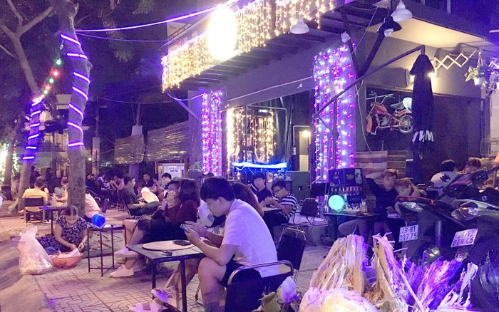 Nhiều quán beer club lấn chiếm vỉa hè, hoạt động gây ô nhiễm tiếng ồn