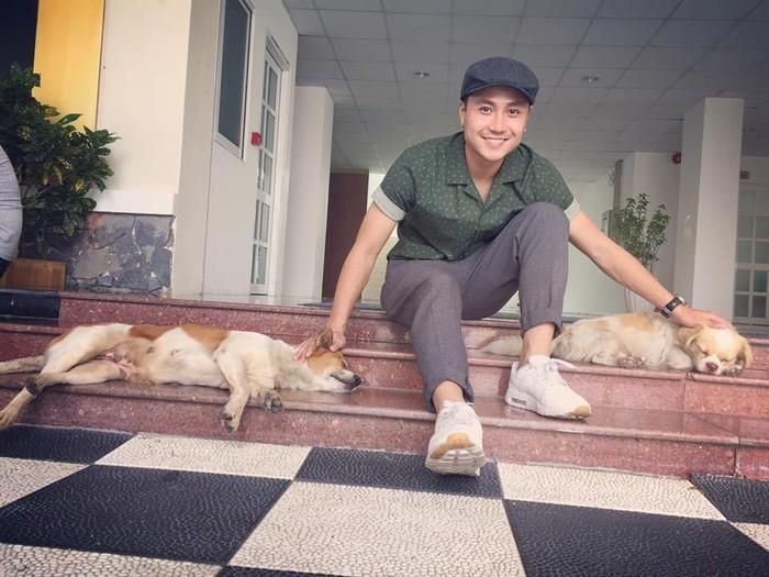 Phụ kiện thường được anh ưu ái là mũ nồi và giày thể thao.