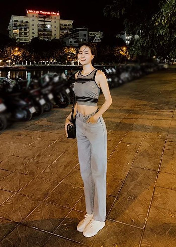 "Từ nhỏ, tôi đã có chiều cao khá nổi bật so với bạn bè cùng trang lứa và khi lớn, tôi hay được khen có đôi chân dài, thẳng, phù hợp với nghề người mẫu. Đó cũng là điều khiến tôi tự tin hơn khi tham dự Hoa hậu Việt Nam 2020", người đẹp đến từ Thanh Hóa chia sẻ.