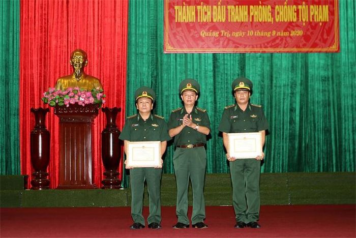 Thượng tá Trần Xuân Lạn, Phó Chỉ huy trưởng nghiệp vụ BĐBP Quảng Trị trao Giấy khen của Bộ Chỉ huy BĐBP tỉnh cho tập thể có thành tích xuất sắc trong triệt phá đường dây mua bán, vận chuyển 10kg ma túy đá từ Lào về Việt Nam. Ảnh: Phước Trung