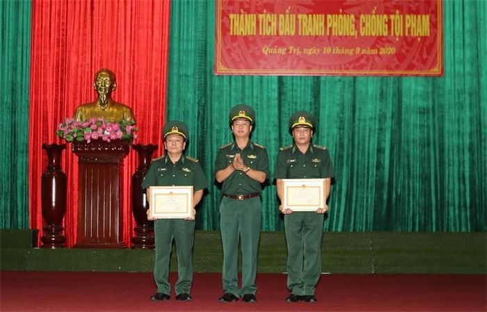 Thừa ủy quyền của Bộ Tư lệnh BĐBP, Đại tá Lê Văn Phương, Chỉ huy trưởng BĐBP Quảng Trị trao Bằng khen của Bộ Tư lệnh BĐBP cho các tập thể có thành tích xuất sắc đấu tranh giai đoạn 2 Chuyên án QT 620 L. Ảnh: Phước Trung