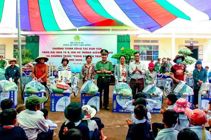 Đại tá Lê Hồng Phong, Phó Giám đốc Công an tỉnh Lâm Đồng trao quà cho bà con nghèo xã Gia Bắc, huyện Di Linh