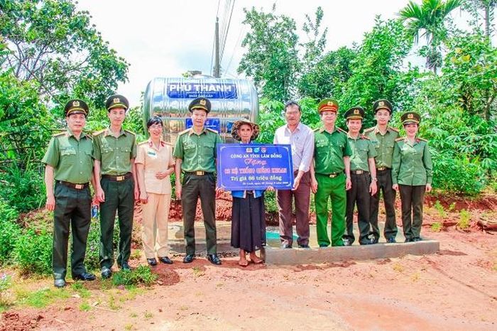 Đại diện Công an tỉnh Lâm Đồng và Công an huyện Di Linh trao giếng khoan cho bà con nghèo xã Gia Bắc, huyện Di Linh