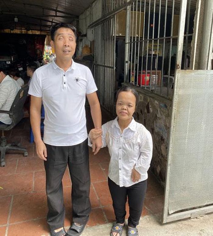 Chị Phạm Thị Hoa nhỏ bé bên người chồng khiếm thị Phan Viết Ngữ. 