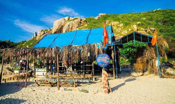 Nơi đây cũng có lán của người dẫn đường ra Mũi Đôi để bạn sử dụng. Bạn cũng có thể chọn cách mang theo lều, cắm trại ngủ qua đêm trên bãi cát ở khu vực này