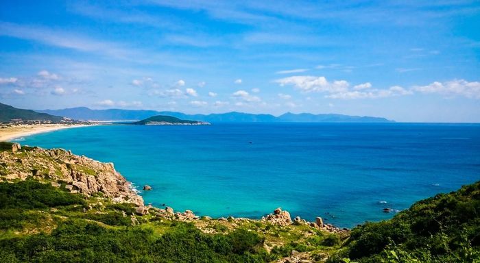 Để ngắm bình minh đầu tiên trên điểm Cực Đông, bạn phải lựa thời tiết đẹp, trời nắng, mùa biển lặng