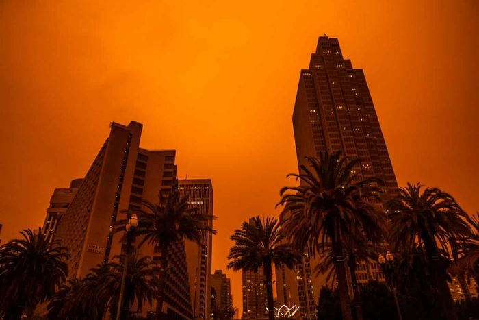  Theo New York Times, các vụ cháy rừng ở bang California vẫn chưa được dập tắt trong suốt 3 tuần qua. Ngọn lửa dữ dội tiếp tục lan rộng với tốc độ 40 km trong một ngày. Đám cháy được gọi là Bear Fire (Ngọn lửa Gấu) cộng hưởng với hơn 20 đám cháy lớn khác đang bùng lên khắp bang California của Mỹ, nhuộm đỏ bầu trời các khu dân cư. Ảnh: Getty. 
