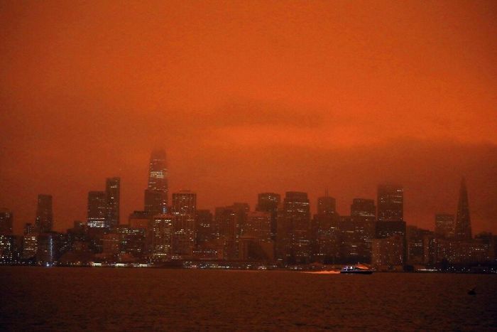  Kể từ giữa tháng 8, các vụ cháy ở California khiến ít nhất 8 người thiệt mạng và phá hủy hơn 3.800 công trình kiến trúc. Cơ quan Lâm nghiệp Mỹ đã yêu cầu đóng cửa 8 khu rừng quốc gia ở phía nam bang California hồi đầu tuần. Ảnh: NYT. 