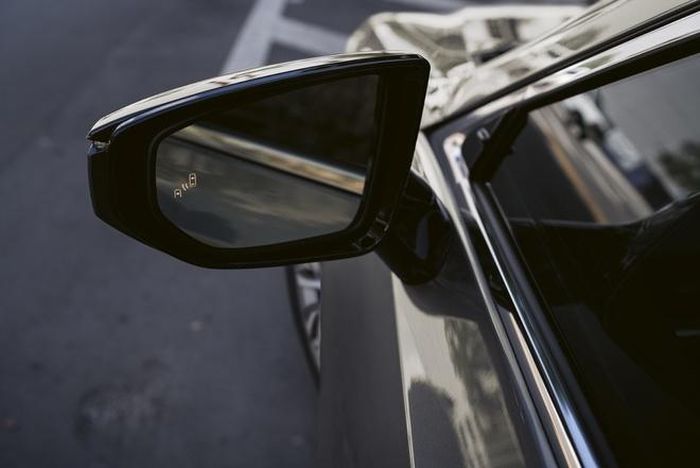  Lexus ES 300h Premium Edition 2021 khởi điểm từ 46.229 USD tại thị trường Anh. 