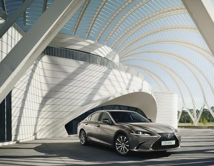  Lexus ES 300h Premium Edition 2021 có mức tiêu hao nhiên liệu 4,7 lít/100 km (hỗn hợp). 