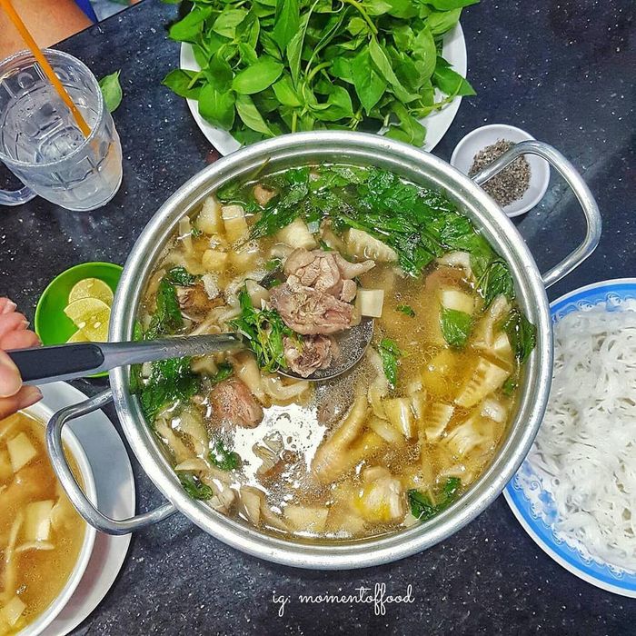 Gà có thể kết hợp nhiều nguyên liệu tạo món lẩu ngon. Ảnh: Miusfoodmaps, foodholicvn, lanwiththi, momentoffood.
