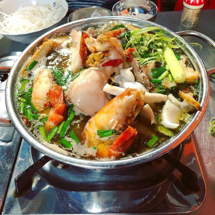 Lẩu mắm đặc trưng ẩm thực miền Tây. Ảnh: Natuan787_, honay_tuiangi_.