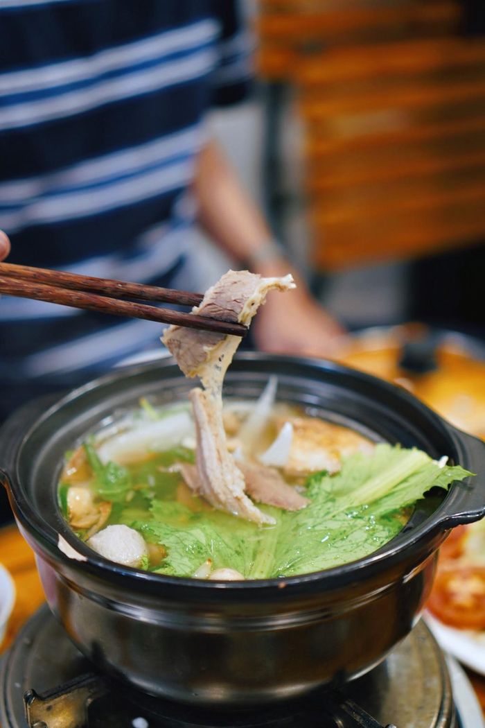 Thưởng thức lẩu bò nghi ngút khói là trải nghiệm thực khách không thể bỏ lỡ. Ảnh: Thảo Ly, nguyenfoodalic.