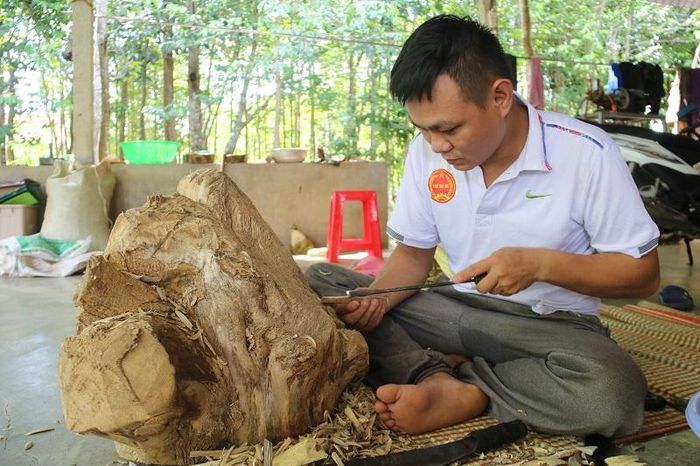 Nghề chế tác trầm hương Phúc Trạch cũng được khách hàng trên cả nước biết đến nhờ những sản phẩm mang phong cách riêng, mùi hương đặc biệt.