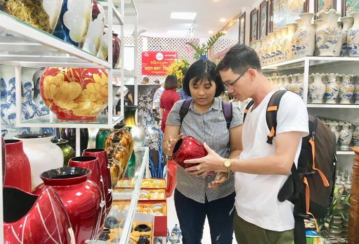 Khách tham quan không gian gốm Bát Tràng tại TPHCM. Ảnh: THI HỒNG