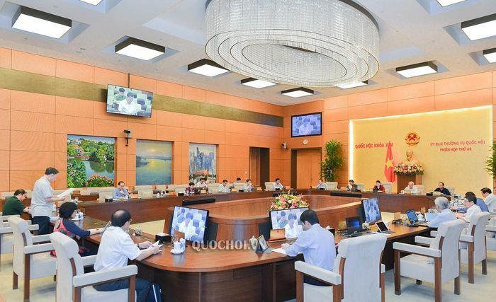 Ủy ban Thường vụ Quốc hội nghe Tờ trình của Chính phủ về dự án Luật Lực lượng tham gia bảo vệ an ninh, trật tự ở cơ sở. Ảnh: QUOCHOI