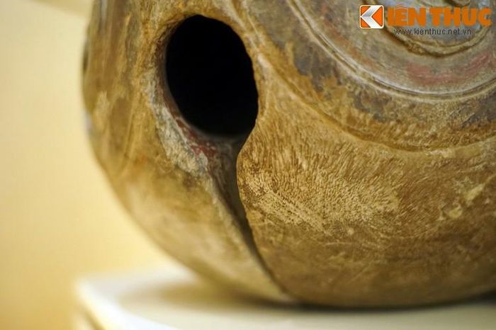 Phần ngang thân mõ khoét rỗng, vừa giúp tăng tiếng vang khi gõ, vừa dùng để xỏ dùi khi không dùng.