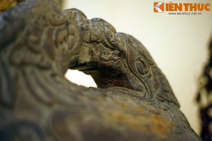 Hình tượng rồng chầu rất phổ biển trong các công trình kiến trúc và vật dụng tâm linh ở Việt Nam xưa, nhưng cách tạo hình rồng với hai môi chạm vào nhau rất hiếm gặp.