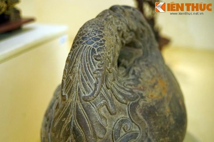 Sừng và bờm rồng được tạo hình mềm mại, tỏa về phía sau.