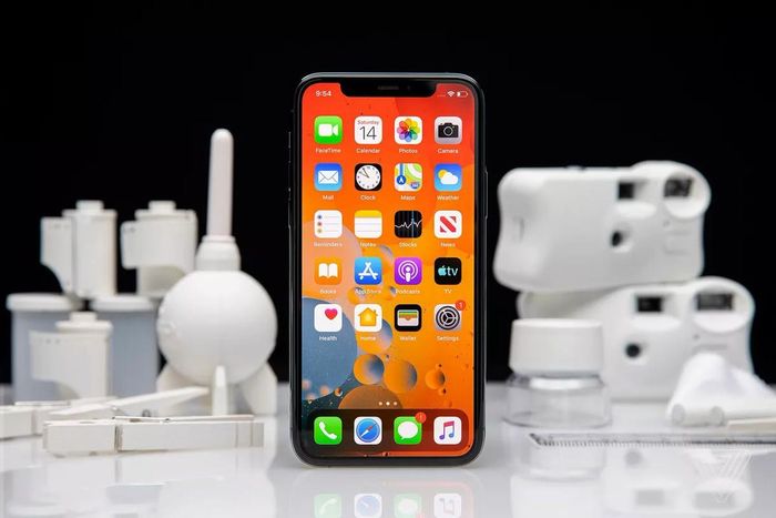 Tuy nhiên sản phẩm này không cung cấp nhiều thông tin về màn hình của iPhone 12, mà chỉ đơn giản là một tấm kính bao phủ toàn bộ mặt trước của máy. Còn hính ảnh bao da cho thấy chiếc tablet mới của Apple rất có thể sẽ được trang bị đến 4 loa ngoài.