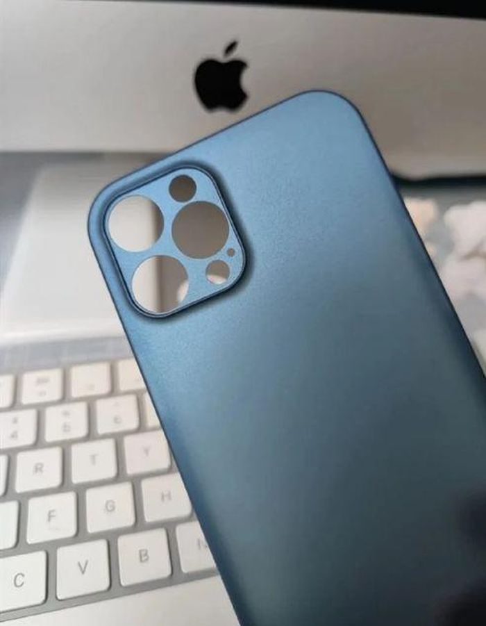 Ngoài bức ảnh mặt kính lần này, một bức ảnh được cho là ốp lưng iPhone 12 Pro Max đã xuất hiện trên Weibo, cho thấy cụm camera giống với mặt lưng kính được đăng tải bởi Mr. White có lỗ dành cho ba ống kính và cảm biến LiDAR.