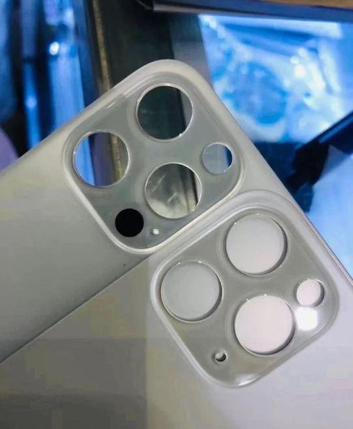 Trước đó, người dùng Twitter tên Mr. White từng đăng tải hình ảnh mặt kính sau của mẫu iPhone 12 Pro sắp được ra mắt. Khu vực cụm camera có khoét thêm một lỗ nữa bên dưới camera góc siêu rộng, rất có thể là dành cho cảm biến LiDAR, còn lại là các lỗ cho đèn flash TrueTone LED.