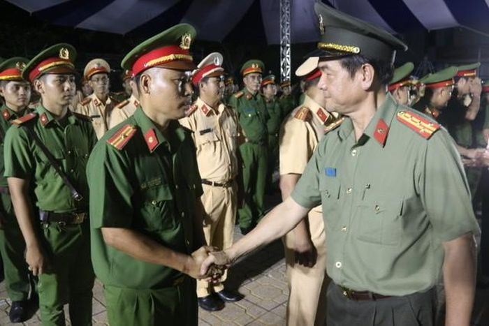 Giám đốc Công an TPHCM động viên chiến sỹ trong đợt ra quân trấn áp tội phạm vào giữa tháng 7/2020. Ảnh CATP