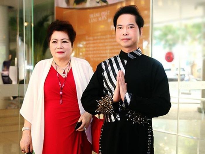 Ngọc Sơn hiếu thảo với mẹ.