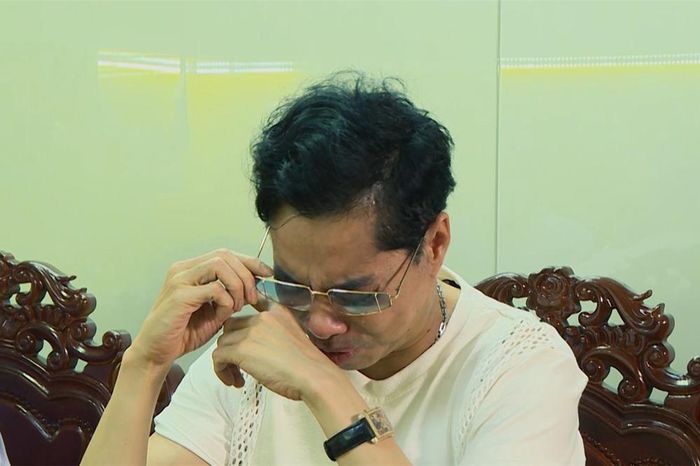 Ngọc Sơn khóc nức nở.