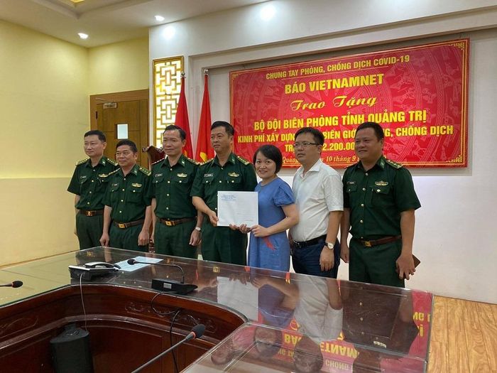 Đại diện báo VietNamNet trao tặng hơn 200 triệu đồng cho lực lượng biên phòng Quảng Trị 