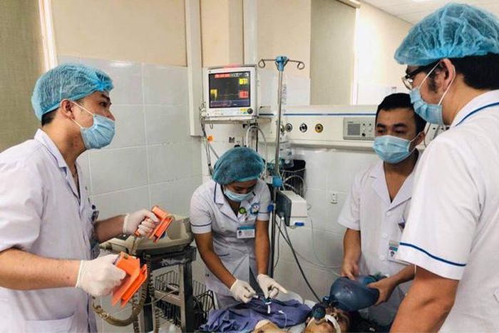 Các bác sĩ tại Bệnh viện đa khoa tỉnh Hòa Bình liên tục ép tim, bóp bóng trong suốt gần 1 giờ giúp tim bệnh nhân đập trở lại