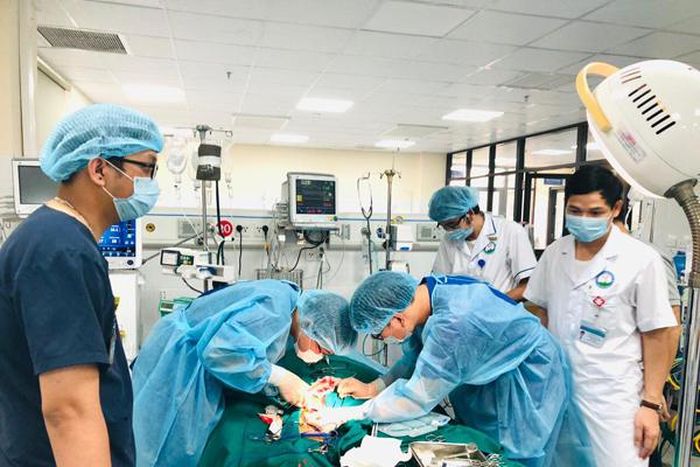 Ekip từ Bạch Mai đặt ECMO cho bệnh nhân