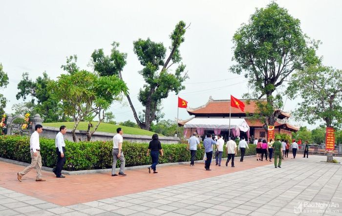 Nói đến di tích gắn với phong trào Xô viết Nghệ Tĩnh phải kể đến Quảng trường Xô viết Nghệ Tĩnh ở thị trấn Hưng Nguyên (huyện Hưng Nguyên). Đây là nơi ghi dấu cuộc đấu tranh anh dũng của nhân dân Hưng Nguyên và các vùng phụ cận trong phong trào Xô viết Nghệ Tĩnh. Đồng thời, cũng là nơi chứng kiến tội ác của thực dân và phong kiến. Vào sáng 12/9/1930, khoảng 8.000 nông dân dưới sự lãnh đạo của Đảng với vũ khí thô sơ, giương cao cờ đỏ búa liềm kéo về phủ lỵ Hưng Nguyên. Khi đoàn biểu tình vừa đến Thái Lão, thực dân Pháp cho máy bay ném bom vào giữa đám đông làm 217 người chết, 125 người bị thương và nhiều người bị bắt giam. Ảnh: Công Kiên