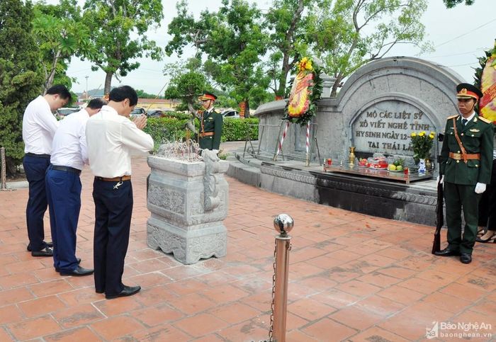 Mộ các liệt sỹ hy sinh trong ngày 12/9 nằm rải rác giữa các gò đất, đến năm 1956 được cất bốc và xây thành ngôi mộ chung. Vào các ngày lễ, tết hàng năm, cán bộ và nhân dân Hưng Nguyên thường tổ chức dâng hoa, dâng hương, bày tỏ tấm lòng thành kính đối với các liệt sỹ đã hy sinh trong phong trào Xô viết Nghệ Tĩnh. Ảnh: Công Kiên