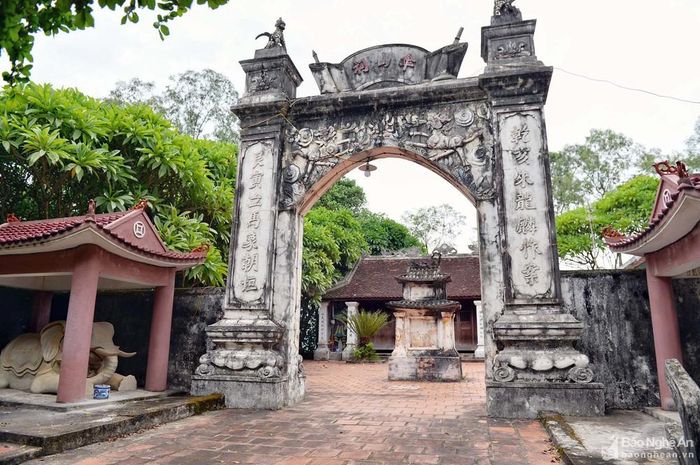 Ngược lên Nam Đàn có di tích đền Tán Sơn ở xã Xuân Hòa, đền được xây dựng trên đỉnh núi Tán, là nơi thờ vị thủy tổ họ Lê gốc Mạc - Phó Quốc Vương Mạc Đăng Lượng. Đền Tán Sơn đã gắn bó tuổi thơ và những hoạt động yêu nước của Lê Hồng Sơn tại quê nhà. Với vị trí kín đáo, linh thiêng, nên đền đã được chọn làm điểm hội họp, in ấn tài liệu của Đảng. Cũng là nơi thành lập Ban Chấp hành liên chi bộ tổng Xuân Liễu, là địa điểm tập trung quần chúng đi biểu tình, nơi làm việc của chính quyền Xô Viết trong những năm 1930 - 1931. Ngày nay, đền Tán Sơn và khu mộ đồng chí Lê Hồng Sơn trở thành nơi tưởng niệm của Đảng và nhân dân trong dịp kỷ niệm những ngày lễ lớn. Ảnh: Thành Cường