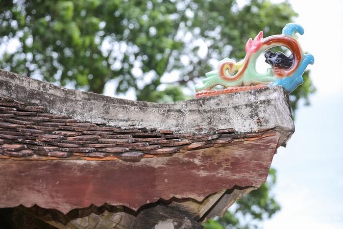 Tháng 9/1930, mái đình rêu phong đã chứng kiến nhân dân trong vùng nổi dậy đấu tranh, buộc lý trưởng, hào mục nạp con dấu, sổ sách cho làng. Những người tổ chức mít tinh tuyên bố xóa bỏ chính quyền cũ, thành lập chính quyền Xô - viết Công Nông, trụ sở chính quyền Xô-Viết được đặt tại đình Trung. Ảnh: Đức Anh
