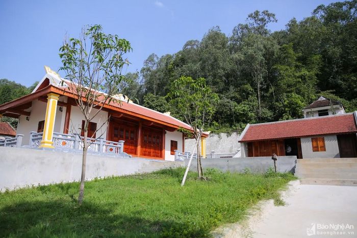 Nằm ở làng Châu Sơn, xã Châu Nhân (Hưng Nguyên), di tích Nhà cụ Hoàng Viện là nơi làm việc của Xứ ủy Trung Kỳ trong thời kỳ 1930 – 1931. Vào tháng 7/1930, tại đây, Chi bộ Phúc Mỹ được thành lập, phong trào cách mạng ngày càng lan tỏa, Xứ ủy Trung Kỳ chọn nơi đây làm cơ sở hoạt động, và chọn nhà cụ Hoàng Viện để làm nơi hội họp, làm việc và nuôi giấu cán bộ. Ảnh: Đức Anh