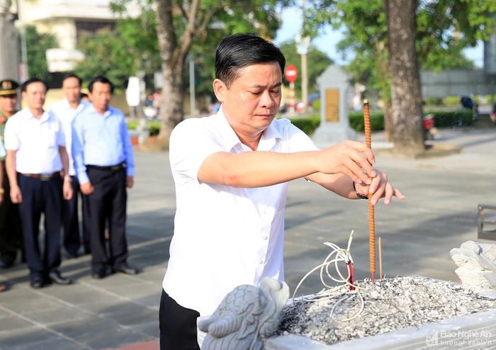 Bí thư Tỉnh ủy Thái Thanh Quý dâng hương tại Khu Di tích Xô viết Nghệ -Tĩnh. Ảnh tư liệu Thanh Sơn