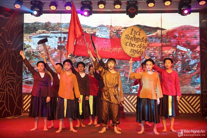 Tiết mục văn nghệ tái hiện không khí đấu tranh của nhân dân trong Phong trào Xô viết Nghệ-Tĩnh. Ảnh tư liệu Đức Anh