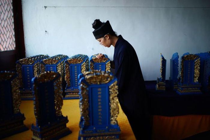 Một tín đồ Đạo giáo. Ảnh: Reuters