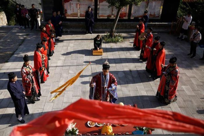 Lễ tưởng niệm ông Liu, 42 tuổi, một quan chức chính phủ ở Nội Mông, đã qua đời vì làm việc kiệt sức trong đại dịch COVID-19. Ảnh: Reuters