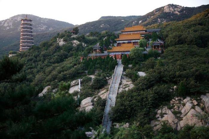 Cầu thang dẫn lên đền thờ. Ảnh: Reuters
