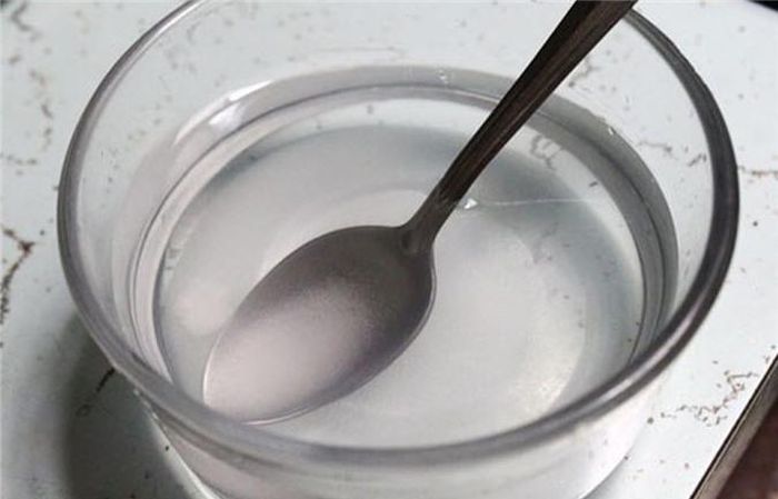 Bột ngọt giả sẽ không tan hết trong nước.