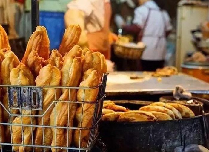 Đồ ăn sáng vỉa hè có thể nhanh chóng, thuận tiện nhưng không tốt cho sức khỏe của trẻ (Ảnh minh họa)